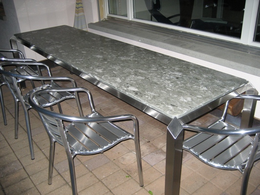 Langer schmaler Esstisch